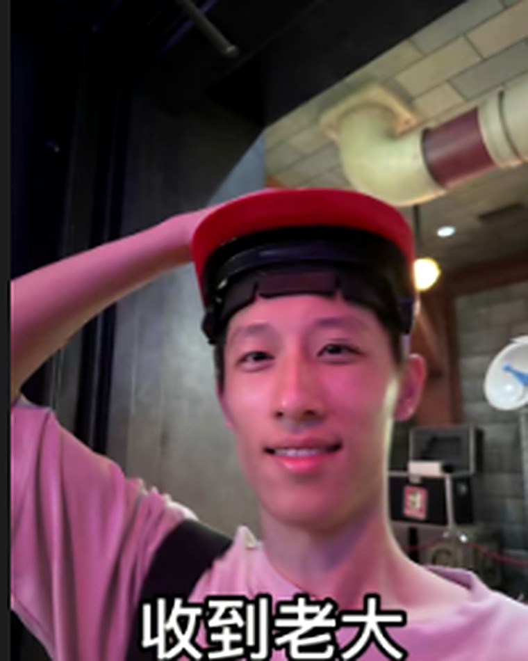 郭濠亮戴红色帽子比手势的照片